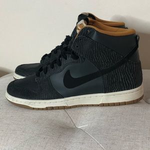 Nike Sneakers zebra print & mustard color 🦓.